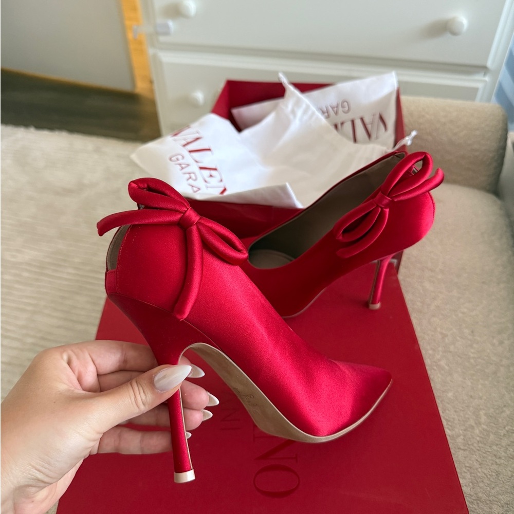 Valentino Garavani Red Satin Bow Pumps – NEW w/ Box , Size - 40 EU
